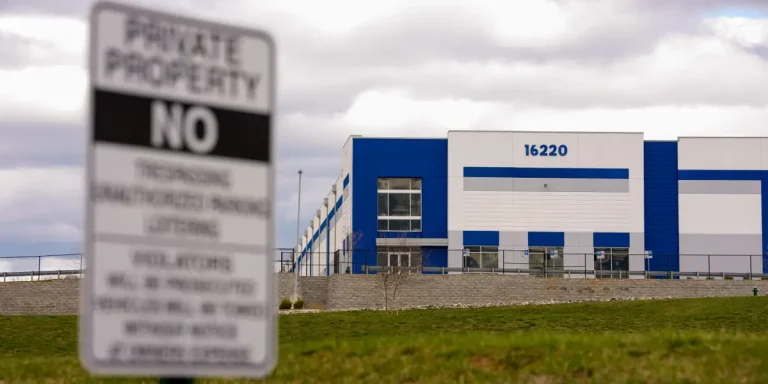 Voici où ICE achète des entrepôts pour en faire des centres de détention