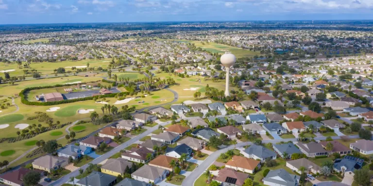 15 villes où les retraités de 65 ans et plus dominent le marché du logement

