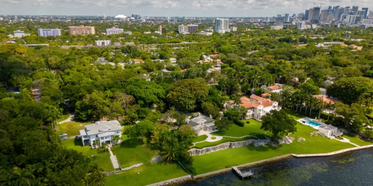 Découvrez la vie à l'intérieur du quartier de Miami qui attire des milliardaires
