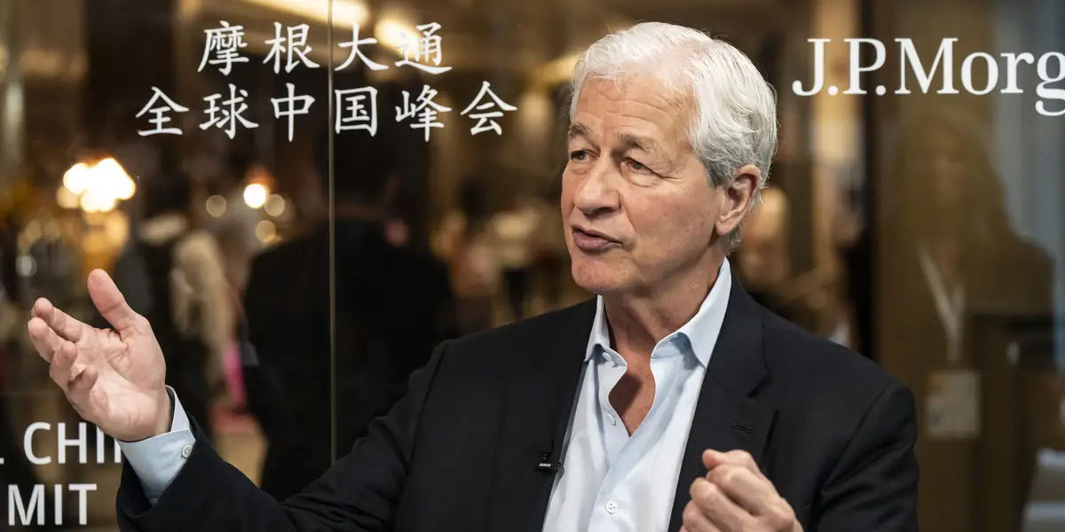 Jamie Dimon a déclaré qu'il embaucherait moins de banquiers – et plus de « personnes IA »
