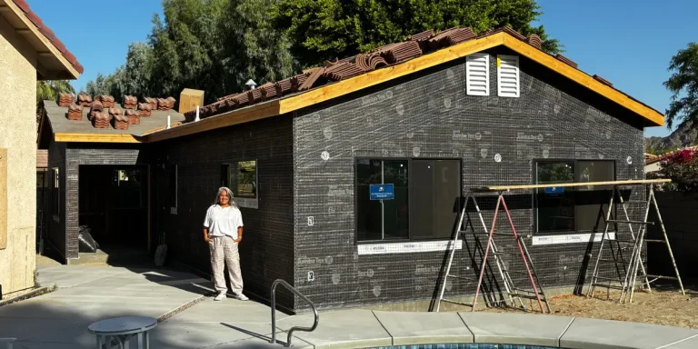 Je construis une maison pour ma mère dans mon jardin au lieu de l'envoyer dans une résidence-services
