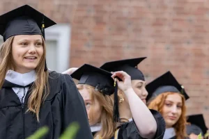 Jeune diplômé : a décroché son premier emploi après l&rsquo;université grâce à une publication sur Facebook