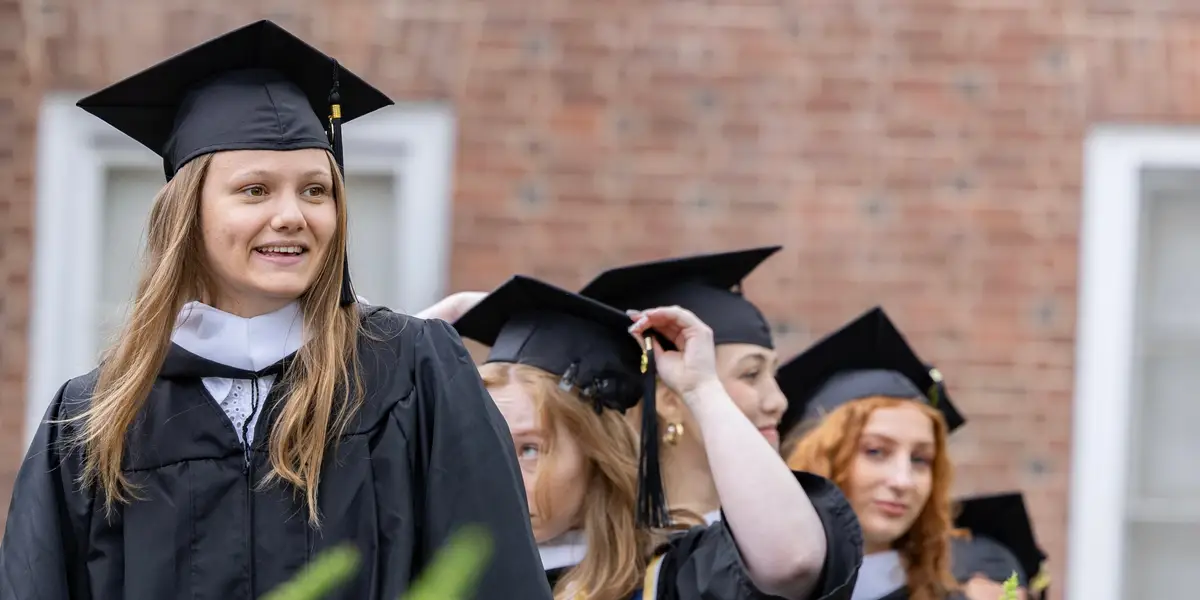 Jeune diplômé : a décroché son premier emploi après l'université grâce à une publication sur Facebook