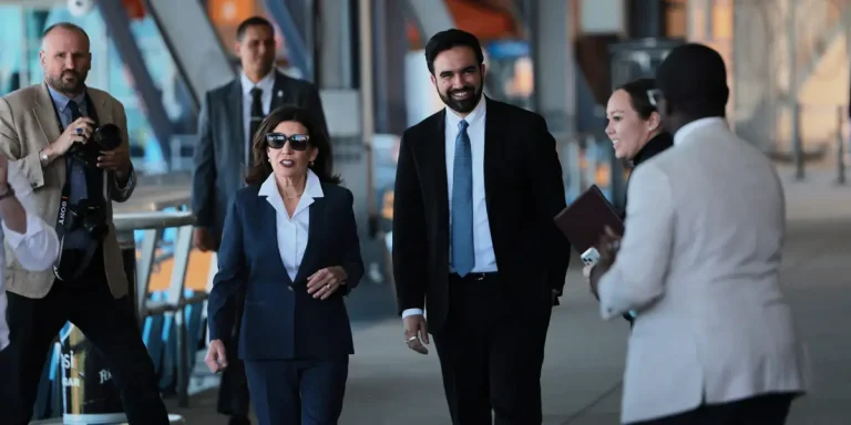 La gouverneure Kathy Hochul et Zohran Mamdani taxent les résidences secondaires des milliardaires de New York
