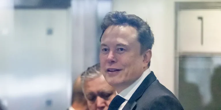 La richesse d'Elon Musk atteint un record de 722 milliards de dollars après la révélation du dépôt de l'introduction en bourse de SpaceX
