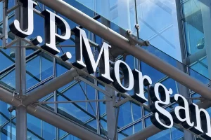 Un banquier de JPMorgan poursuit un ancien collègue pour diffamation