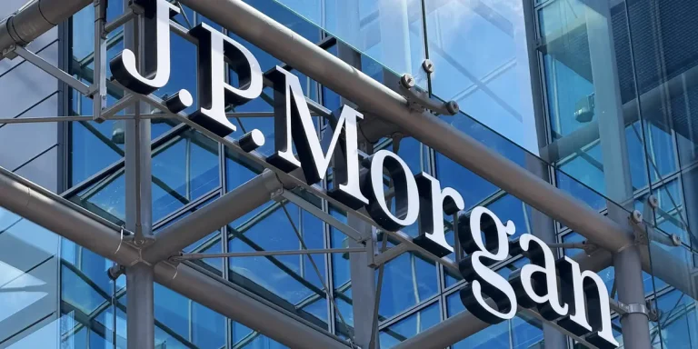 Un banquier de JPMorgan poursuit un ancien collègue pour diffamation
