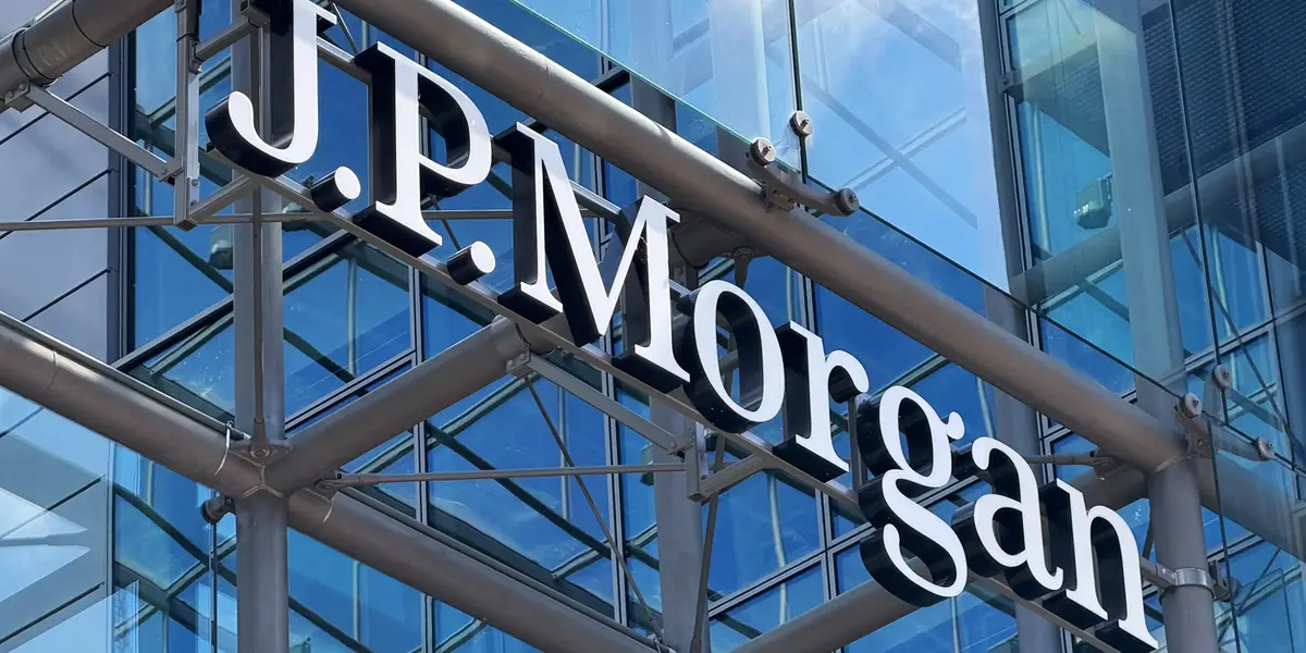 Un banquier de JPMorgan poursuit un ancien collègue pour diffamation