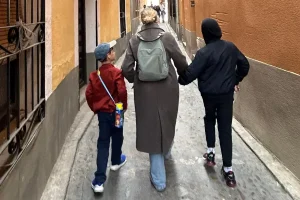 Une famille a vendu sa maison aux États-Unis et a emménagé dans un appartement à l&rsquo;étranger ; Généralement bon