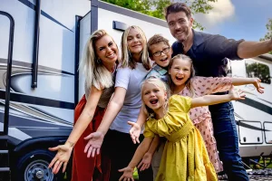 Une famille de 6 personnes a décidé de vivre dans un camping-car à temps plein et adore la liberté