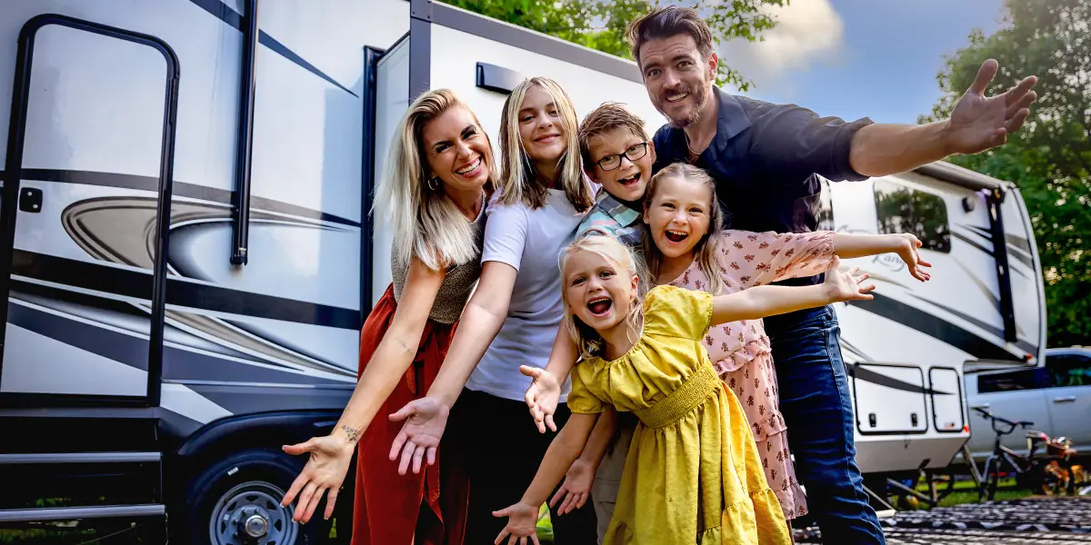 Une famille de 6 personnes a décidé de vivre dans un camping-car à temps plein et adore la liberté
