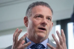 Voici 5 actions en « transition » auxquelles David Einhorn croit