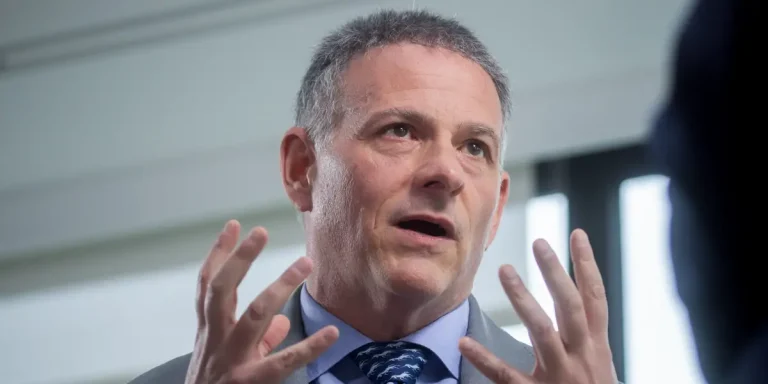 Voici 5 actions en « transition » auxquelles David Einhorn croit