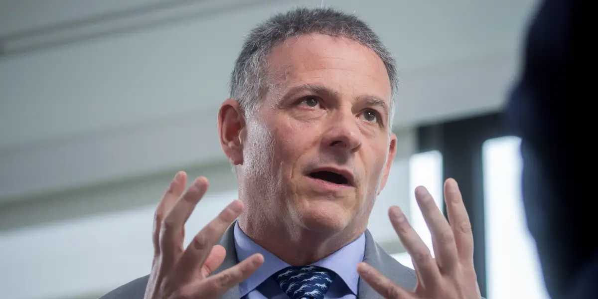 Voici 5 actions en « transition » auxquelles David Einhorn croit