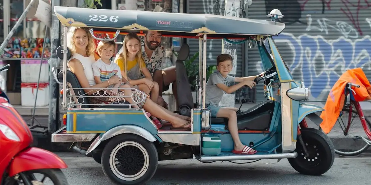 Une famille américaine a déménagé en Thaïlande avec de jeunes enfants ; Plus de temps ensemble