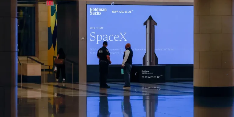 Goldman Sachs et Morgan Stanley décorent leurs lobbys avec SpaceX Gear
