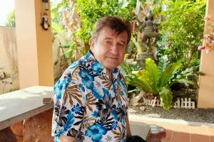 Il a déménagé en Thaïlande pour sa mère atteinte de la maladie d&rsquo;Alzheimer ; Construit une maison de retraite