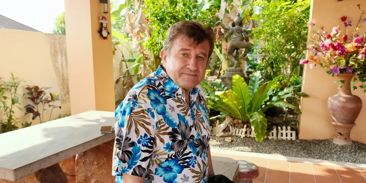 Il a déménagé en Thaïlande pour sa mère atteinte de la maladie d'Alzheimer ; Construit une maison de retraite