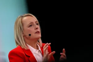 Julie Sweet, PDG d&rsquo;Accenture, exhorte à la patience quant aux bénéfices de l&rsquo;IA alors que les actions chutent