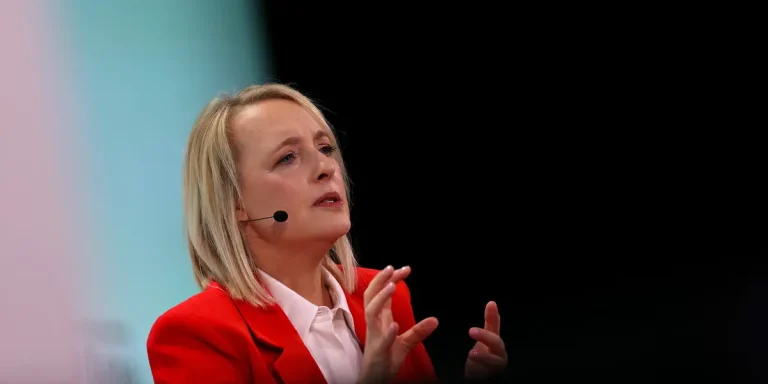 Julie Sweet, PDG d&rsquo;Accenture, exhorte à la patience quant aux bénéfices de l&rsquo;IA alors que les actions chutent
