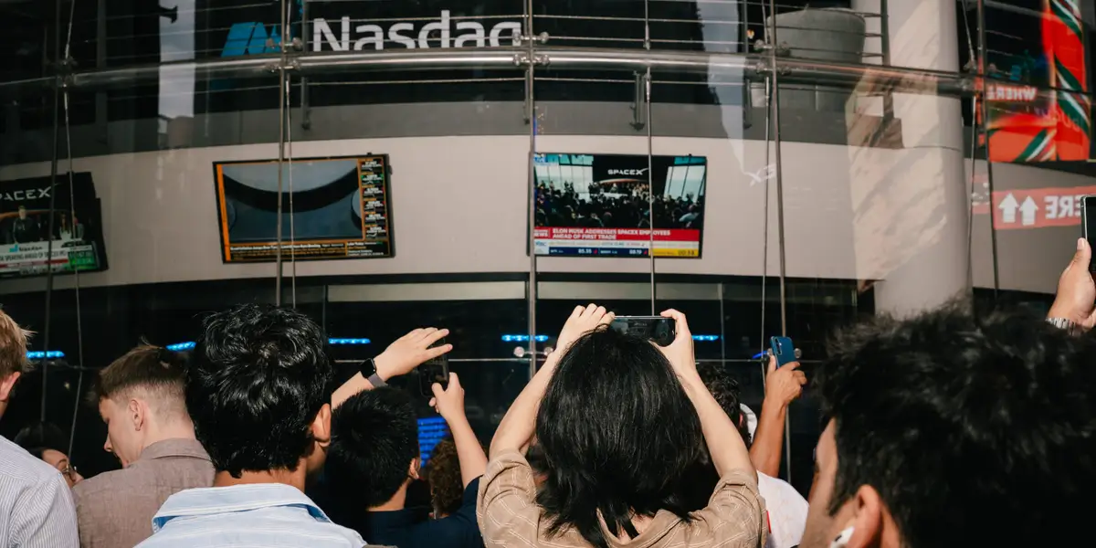 La scène au Nasdaq lors de l'introduction en bourse historique de SpaceX.