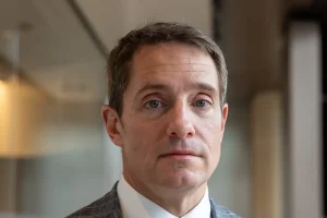 Les pertes d’emplois dans l’IA pourraient faire baisser les stocks et faire du revenu de base une réalité : Carson Block
