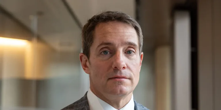 Les pertes d’emplois dans l’IA pourraient faire baisser les stocks et faire du revenu de base une réalité : Carson Block