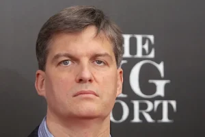 Pourquoi Michael Burry « Big Short » a un sac Lululemon encadré sur son mur