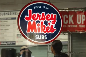Dépôt d&rsquo;introduction en bourse de Jersey Mike : plans d&rsquo;expansion et un avion à réaction de 41 millions de dollars