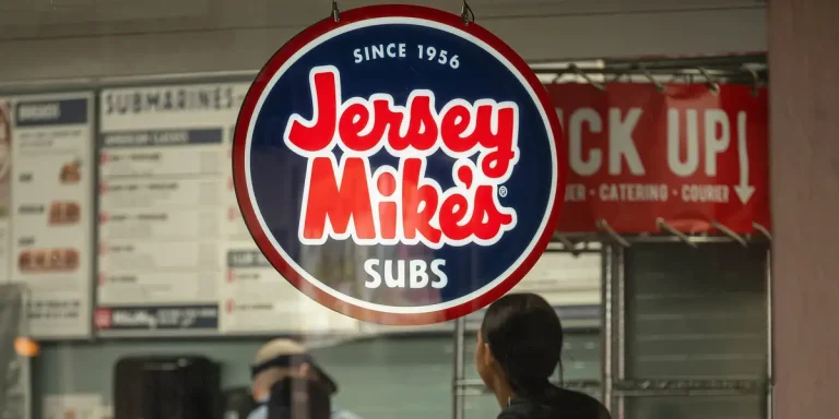 Dépôt d&rsquo;introduction en bourse de Jersey Mike : plans d&rsquo;expansion et un avion à réaction de 41 millions de dollars