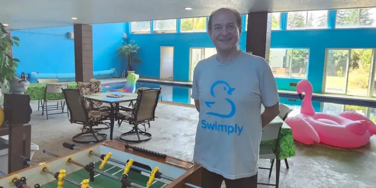 J'ai loué ma piscine sur Swimply pour gagner de l'argent après avoir perdu mon entreprise
