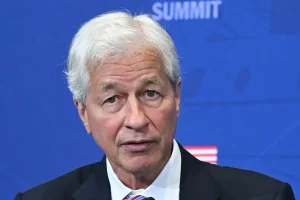Jamie Dimon a déclaré que les entreprises doivent utiliser l&rsquo;IA comme « toute autre ressource »