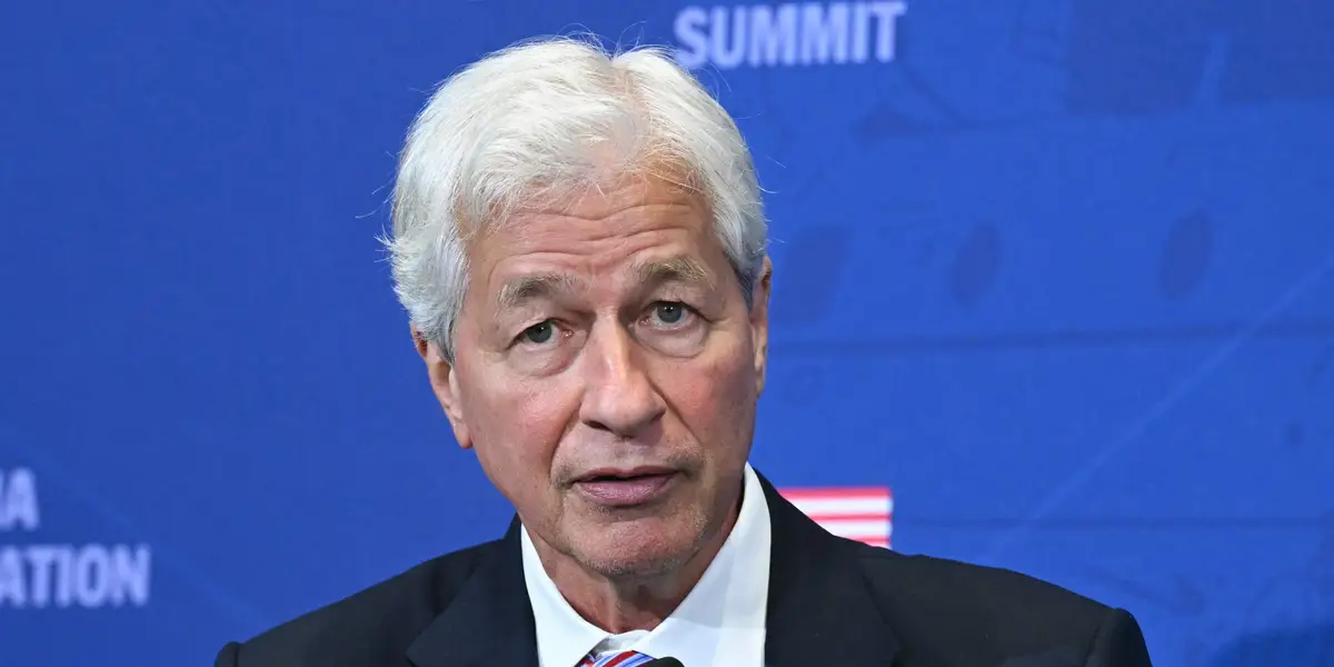 Jamie Dimon a déclaré que les entreprises doivent utiliser l'IA comme « toute autre ressource »