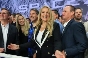 La numéro 2 d&rsquo;Elon Musk dit qu&rsquo;elle donne des actions SpaceX aux comptes de Trump
