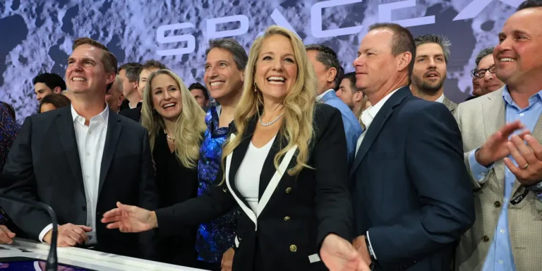 La numéro 2 d'Elon Musk dit qu'elle donne des actions SpaceX aux comptes de Trump
