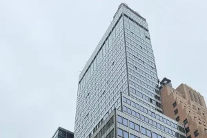 Les responsables préviennent que le gratte-ciel de New York reste instable et pourrait s&rsquo;effondrer
