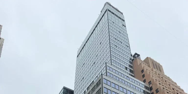 Les responsables préviennent que le gratte-ciel de New York reste instable et pourrait s'effondrer
