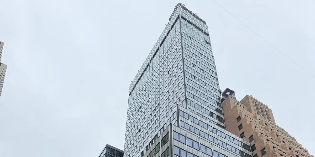 Les responsables préviennent que le gratte-ciel de New York reste instable et pourrait s'effondrer