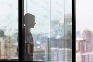 Pourquoi les hedge funds sont poussés à sortir de leurs murs pour prendre un avantage