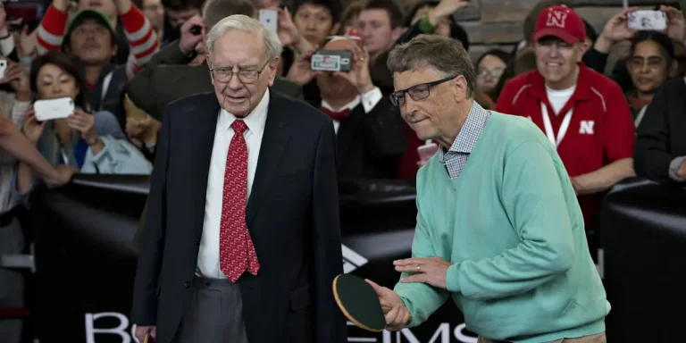 Warren Buffett parle des liens de Bill Gates avec Epstein et du snobisme de la Fondation Gates
