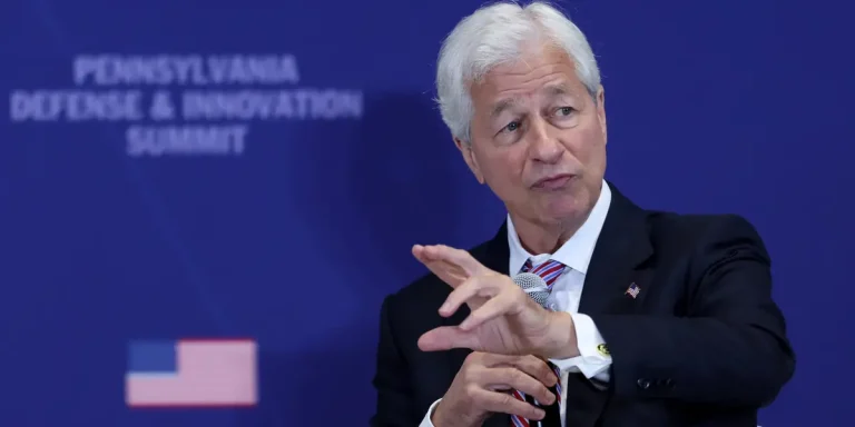 Dimon de JPMorgan met en garde contre les risques élevés liés à l'effet de levier sur le marché
