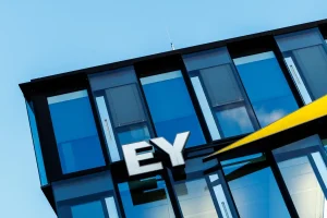 EY crée un bureau de « réalisation de la valeur » pour garantir que les dépenses en IA portent leurs fruits