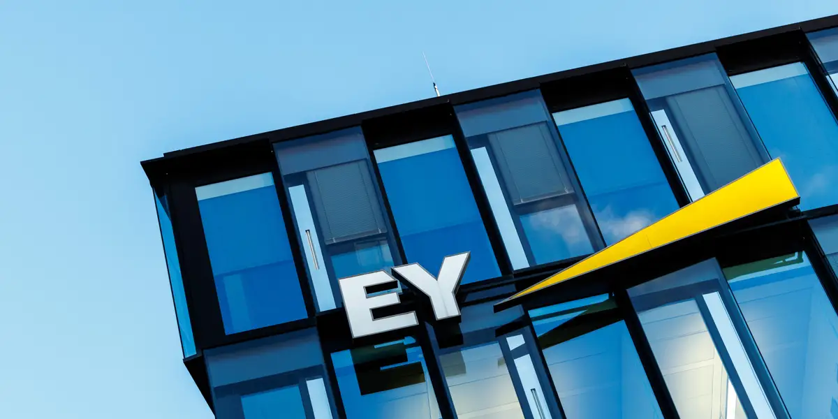 EY crée un bureau de « réalisation de la valeur » pour garantir que les dépenses en IA portent leurs fruits