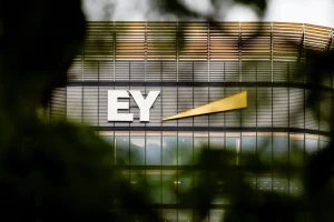 EY transforme les stages en résidences alors que l’IA change le travail de débutant
