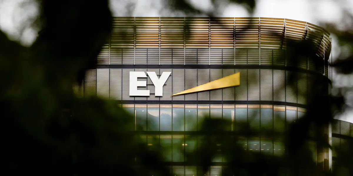 EY transforme les stages en résidences alors que l’IA change le travail de débutant