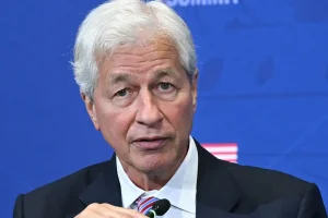 Jamie Dimon dit que le dollar pourrait perdre son statut de réserve si les États-Unis perdent leur avantage