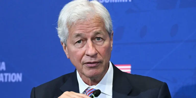 Jamie Dimon dit que le dollar pourrait perdre son statut de réserve si les États-Unis perdent leur avantage
