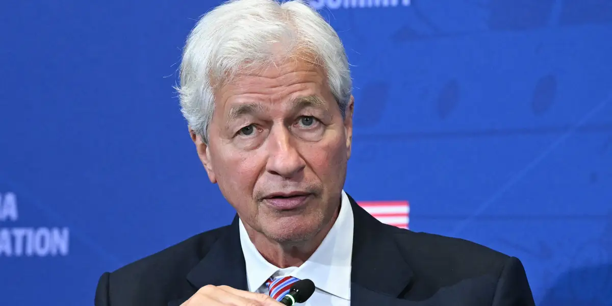 Jamie Dimon dit que le dollar pourrait perdre son statut de réserve si les États-Unis perdent leur avantage