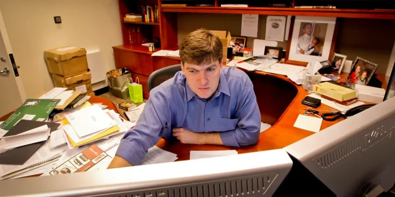 Michael Burry dit de lire le livre d'Enron alors que « l'histoire se répète »
