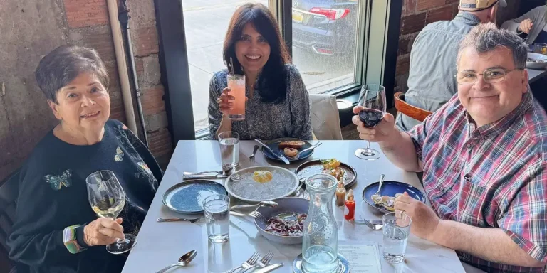 Mon mari et moi vivons avec sa mère quelques mois par an chaque année
